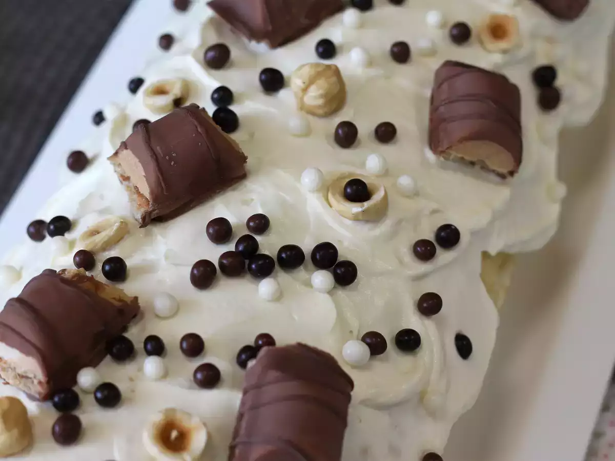 Helppo Kinder Bueno -kääretorttu – täydellinen syntymäpäiväkakuksi tai jouluhaloksi! - kuva 7