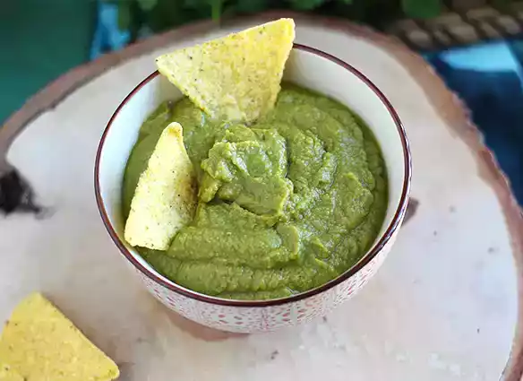 Herneitä ja limettiä sisältävä guacamole