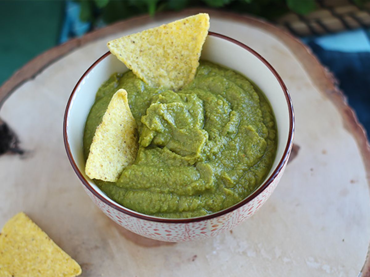 Herneitä ja limettiä sisältävä guacamole