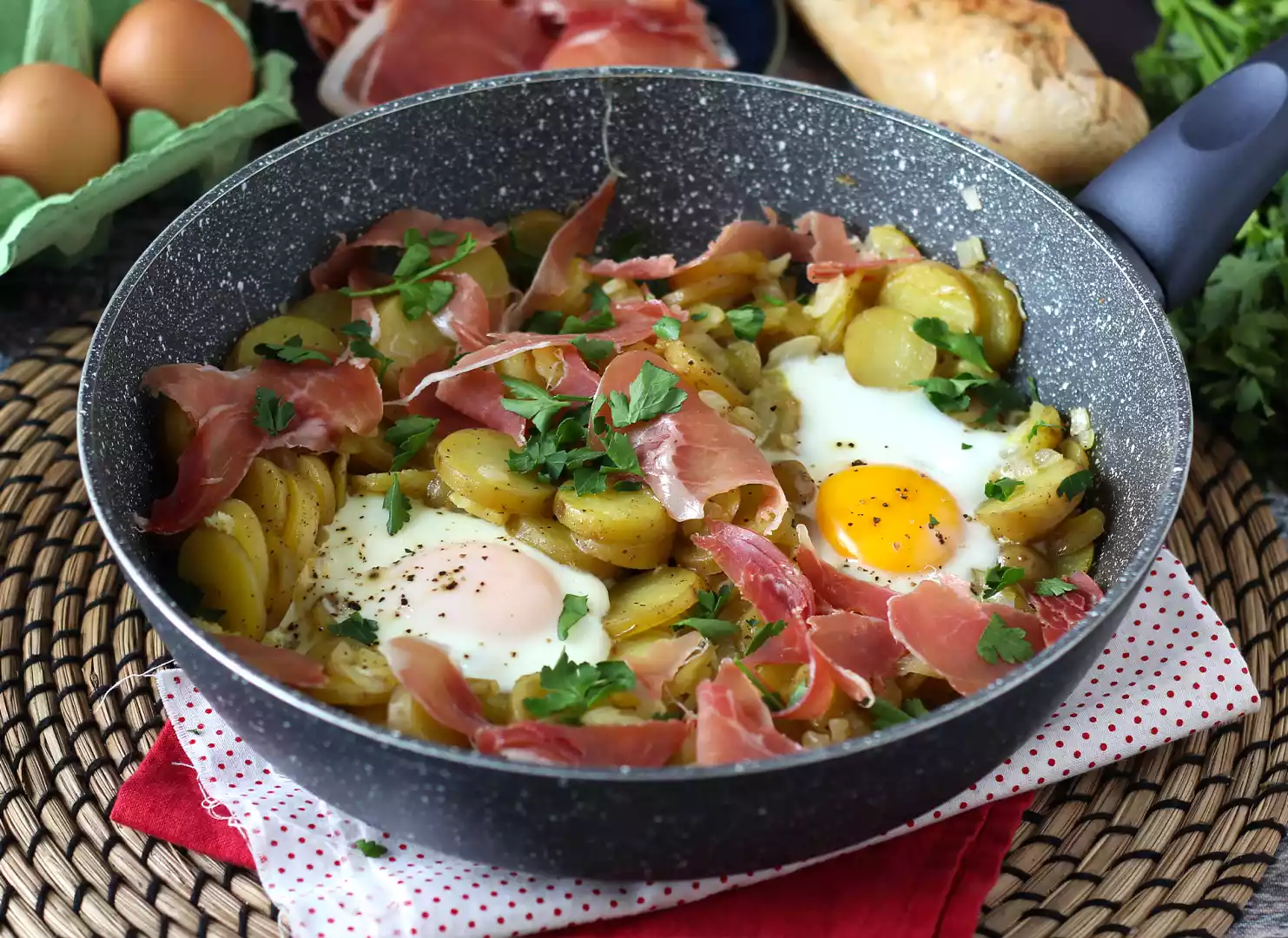 Huevos rotos, superhelppo espanjalainen perunoihin ja kananmuniin perustuva resepti.