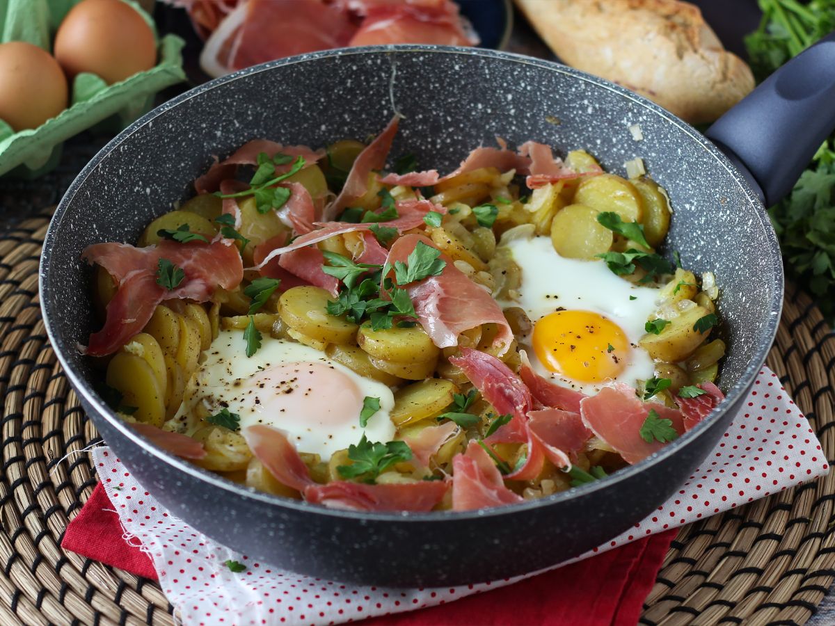 Huevos rotos, superhelppo espanjalainen perunoihin ja kananmuniin perustuva resepti.