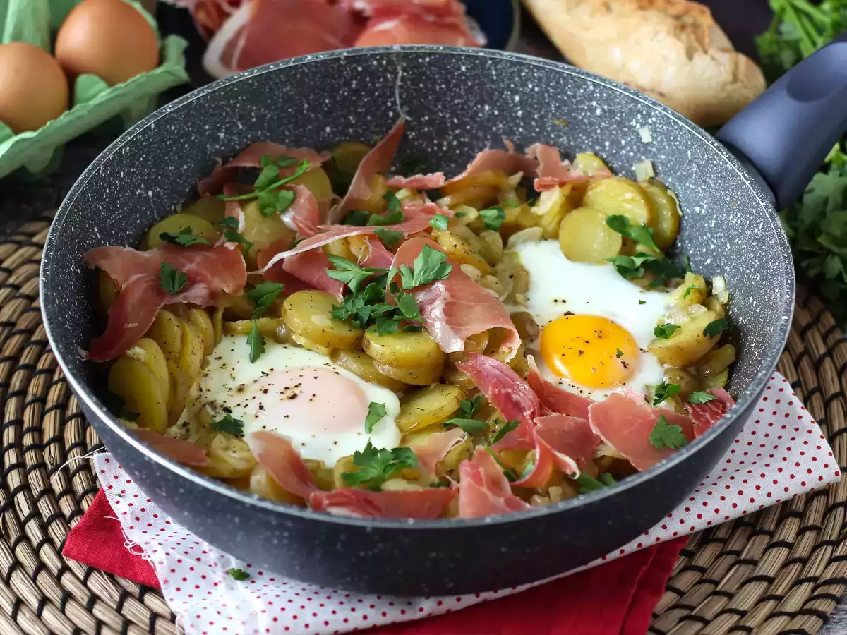 Huevos rotos, superhelppo espanjalainen perunoihin ja kananmuniin perustuva resepti.