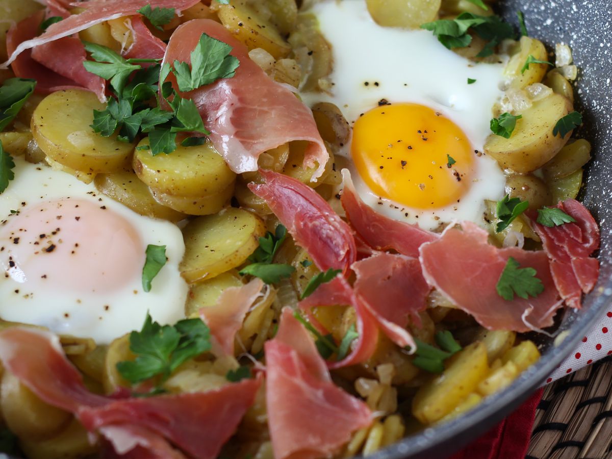Huevos rotos, superhelppo espanjalainen perunoihin ja kananmuniin perustuva resepti. - kuva 2