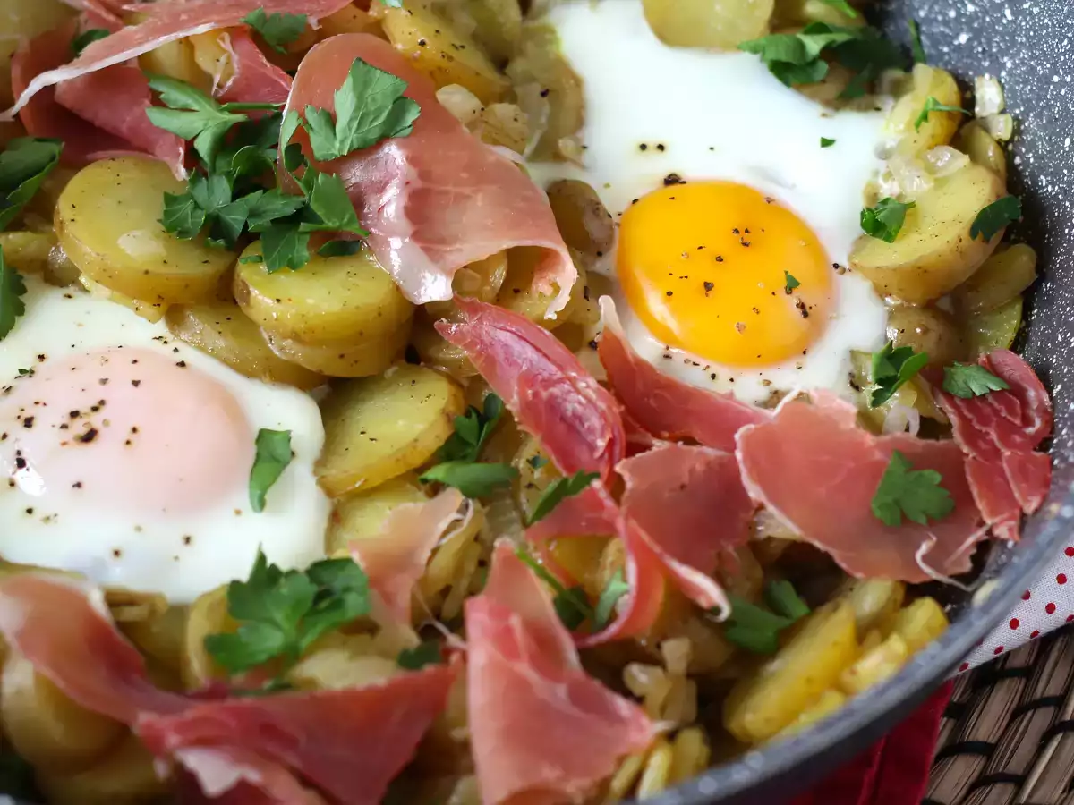 Huevos rotos, superhelppo espanjalainen perunoihin ja kananmuniin perustuva resepti. - kuva 2