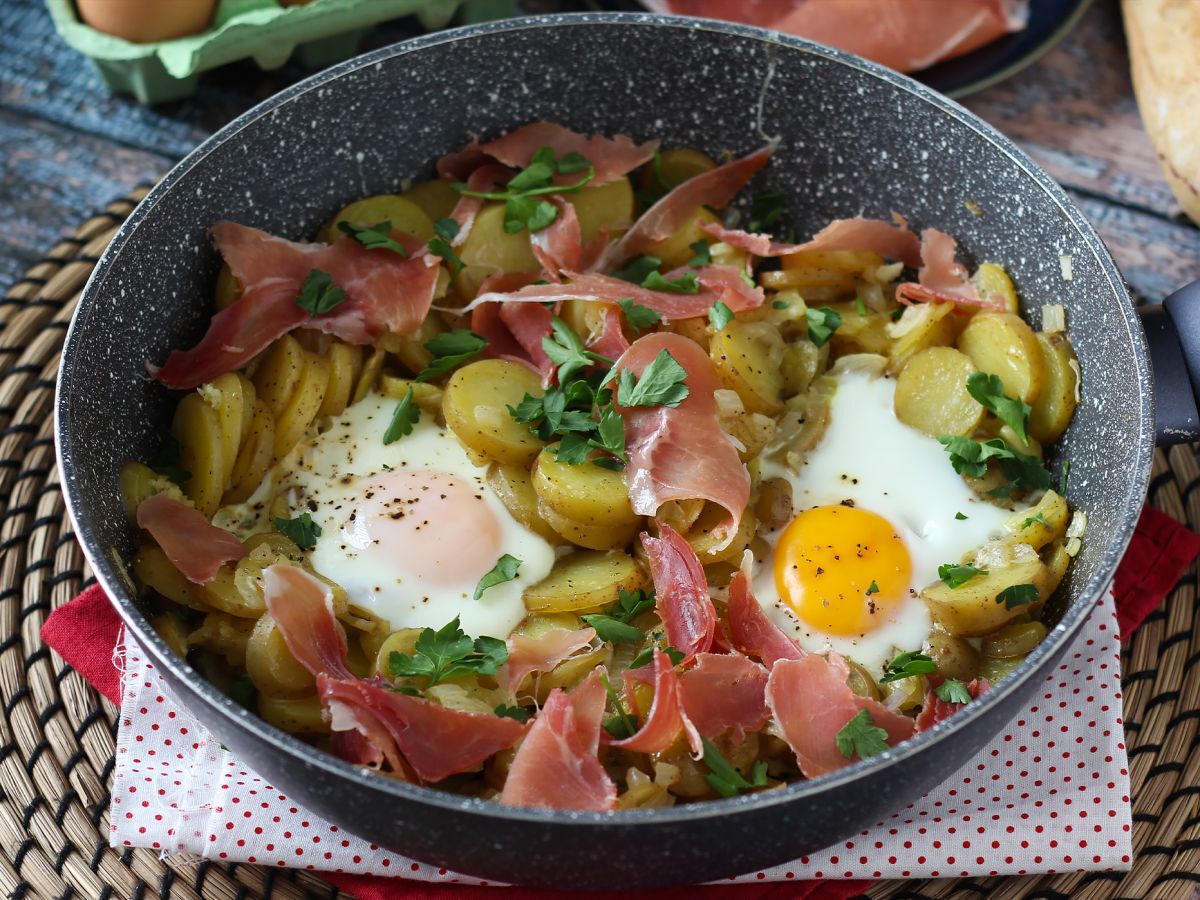 Huevos rotos, superhelppo espanjalainen perunoihin ja kananmuniin perustuva resepti. - kuva 3