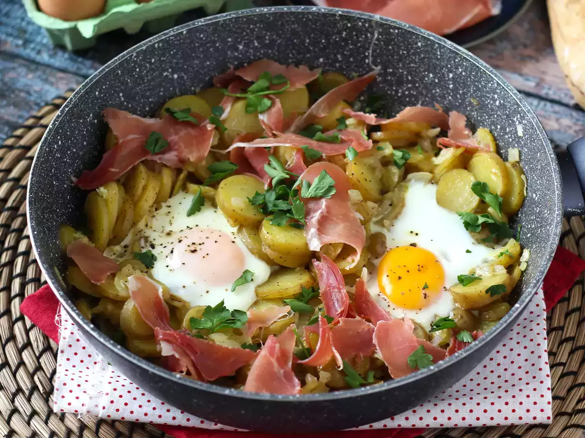 Huevos rotos, superhelppo espanjalainen perunoihin ja kananmuniin perustuva resepti. - kuva 3