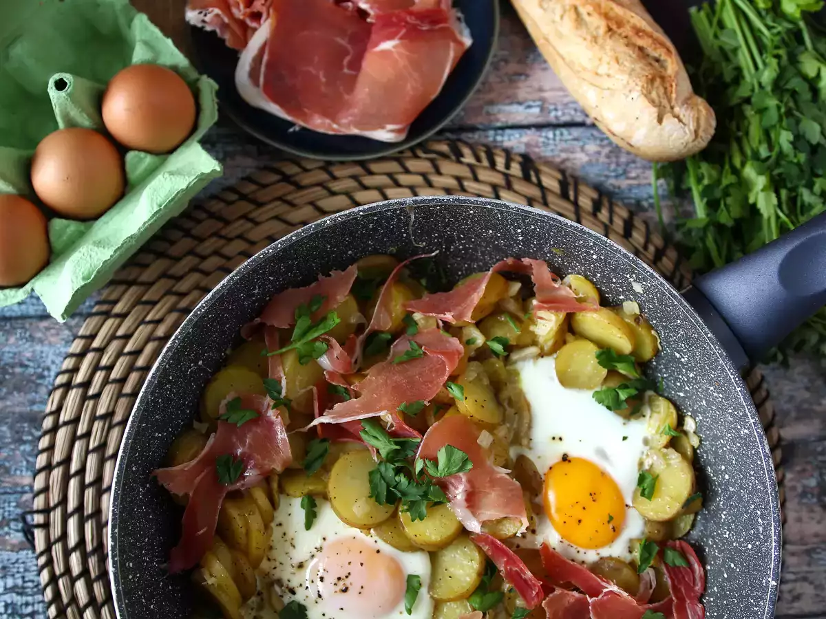 Huevos rotos, superhelppo espanjalainen perunoihin ja kananmuniin perustuva resepti. - kuva 4