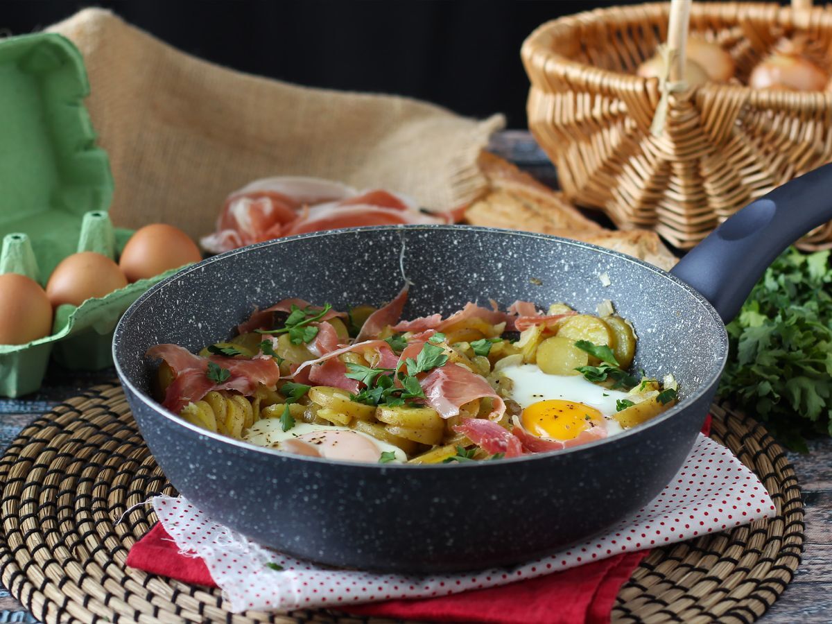Huevos rotos, superhelppo espanjalainen perunoihin ja kananmuniin perustuva resepti. - kuva 5