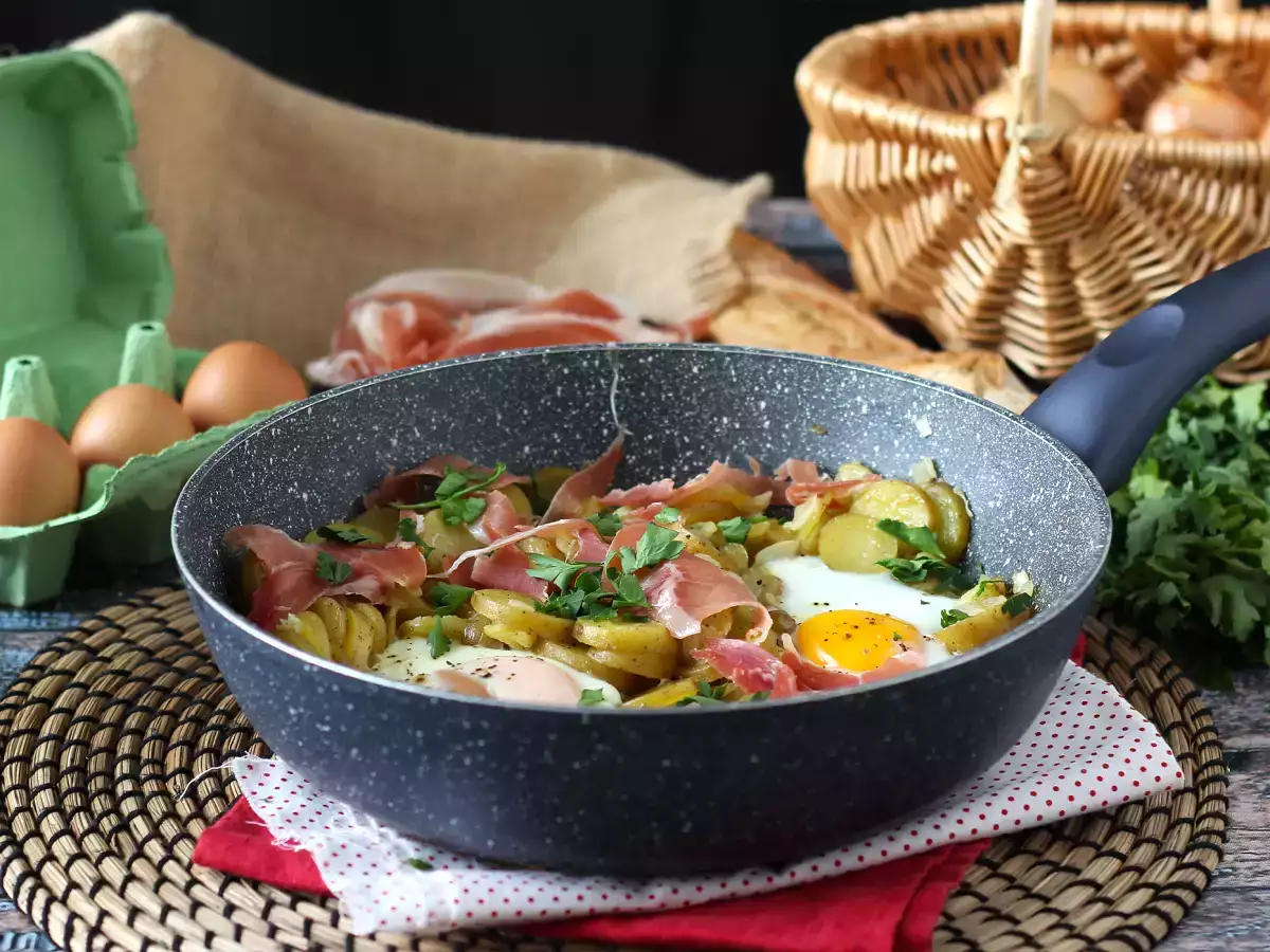 Huevos rotos, superhelppo espanjalainen perunoihin ja kananmuniin perustuva resepti. - kuva 5
