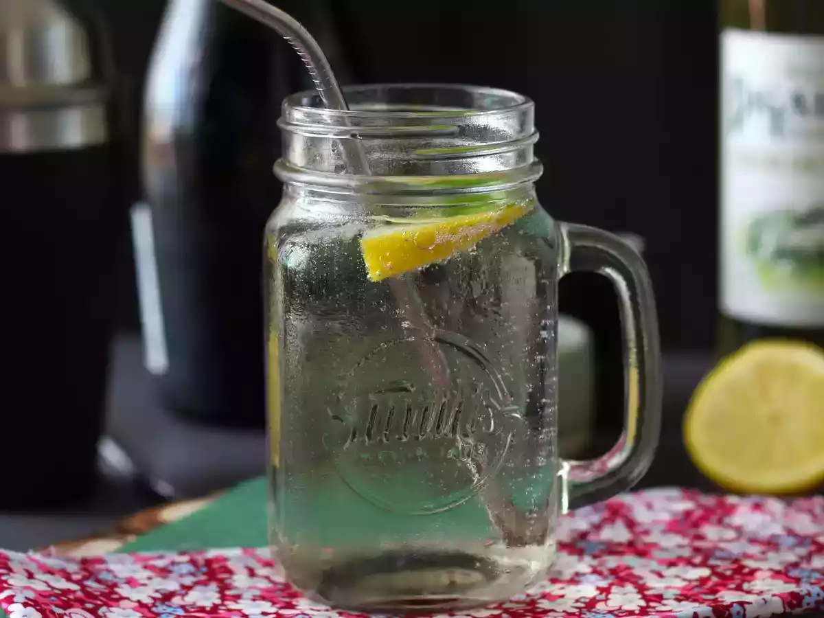 Hugo Spritz ja elderflower-siirappi, raikas ja makea cocktail
