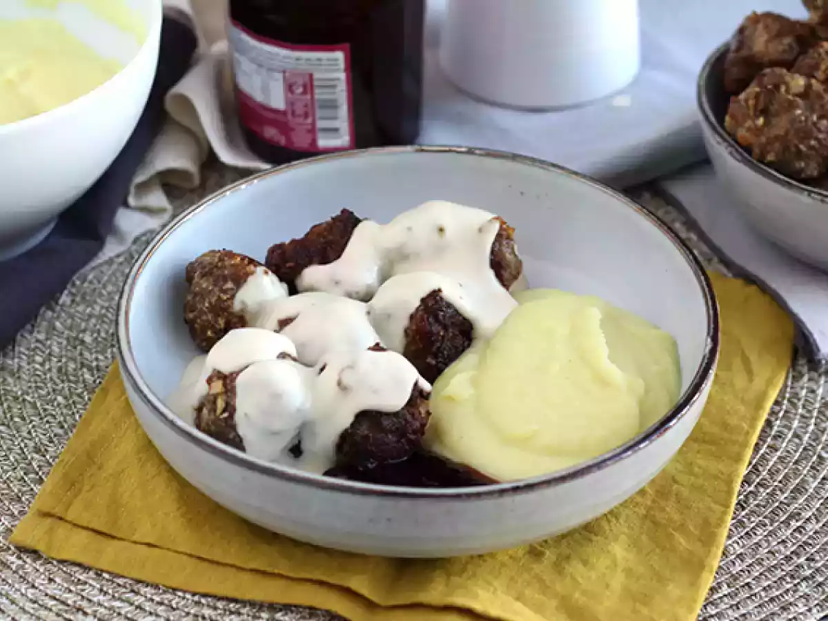 Ikean lihapullat valkoisella kastikkeella