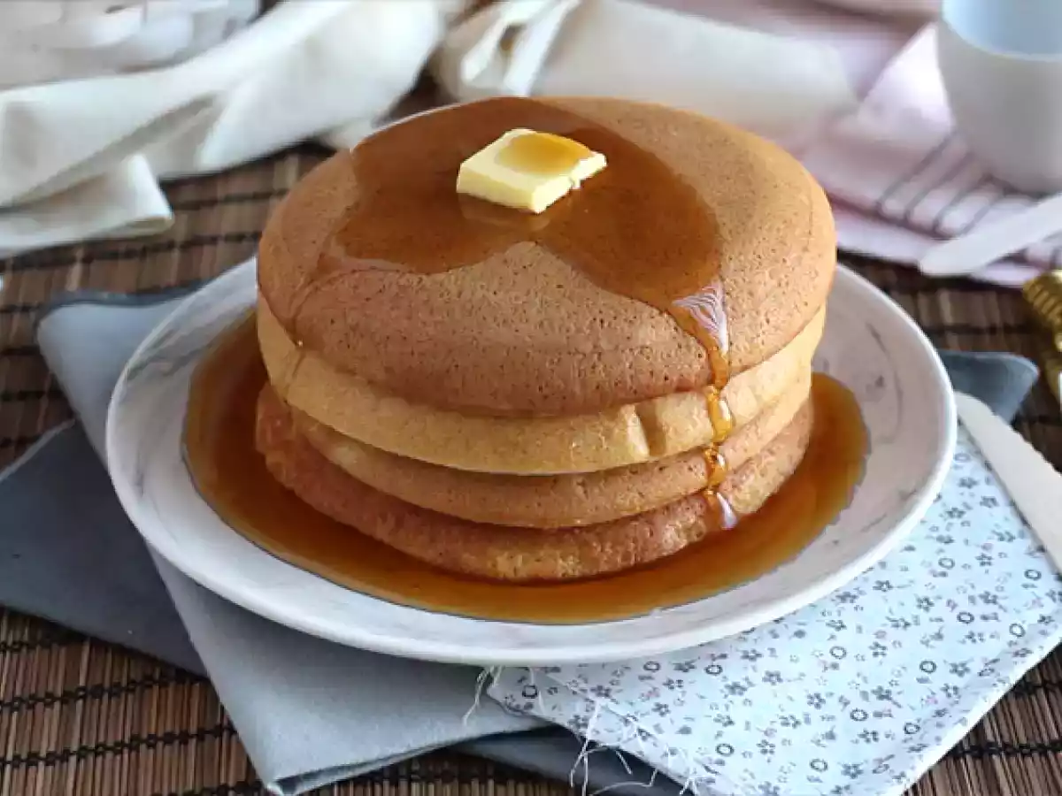 Japanilaiset pannukakut. Kuohkeat pannukakut