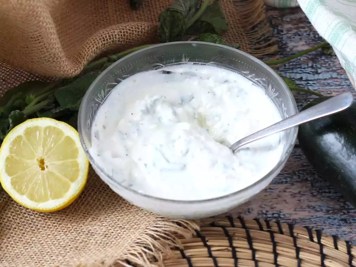 Jogurtti-, feta-, sitruuna- ja minttukastike!