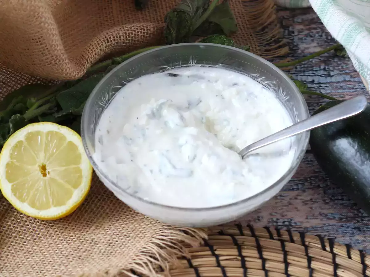 Jogurtti-feta-sitruuna-minttukastike – superraikas!