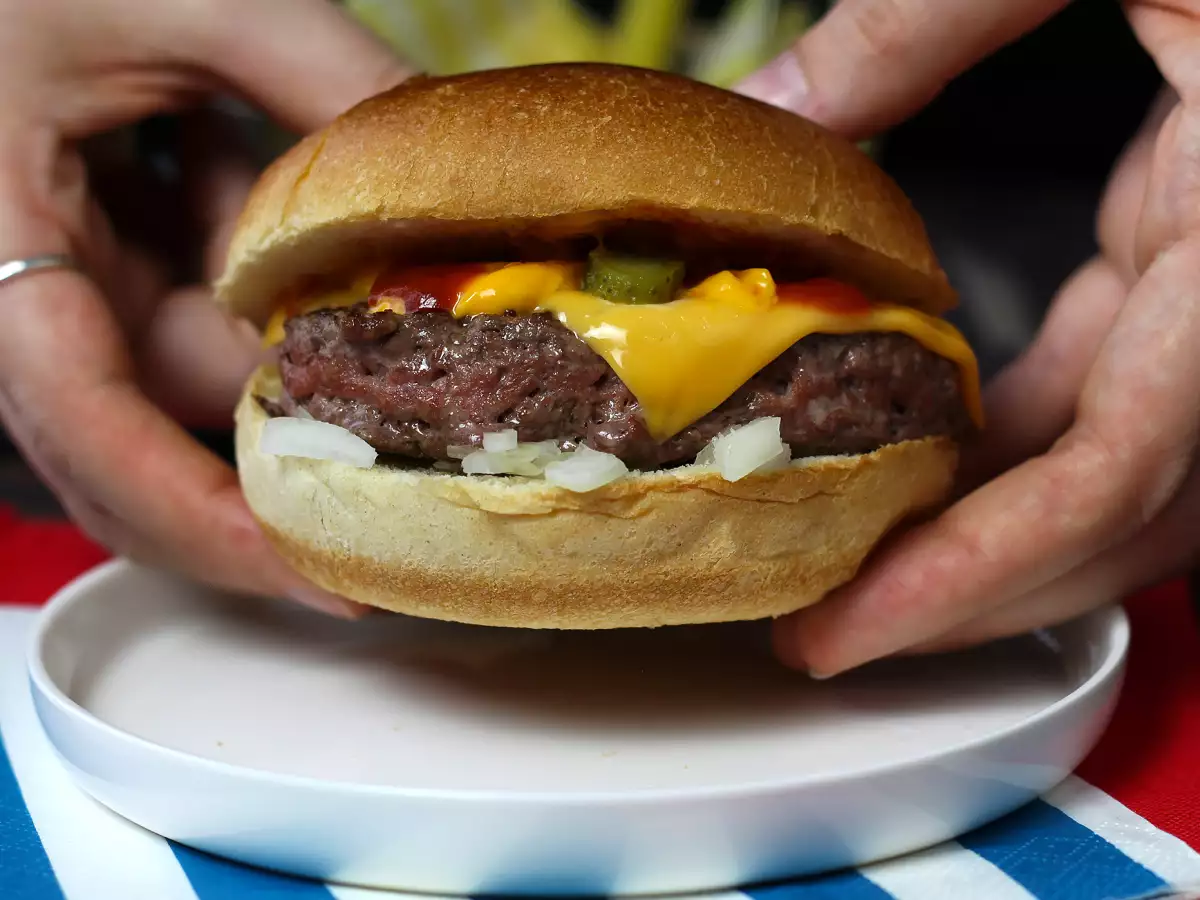 Juustohampurilainen, kuuluisa hampurilainen, jota kaikki rakastavat! - kuva 2