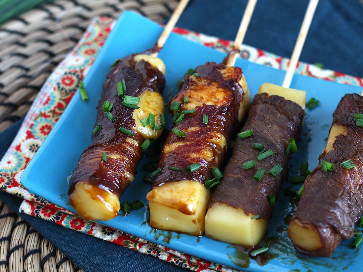 Juustolla täytetyt Yakitori naudanlihakebabit