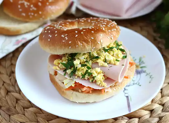 Kalkkunaleipä bagel, coleslaw ja keitetty kananmuna.