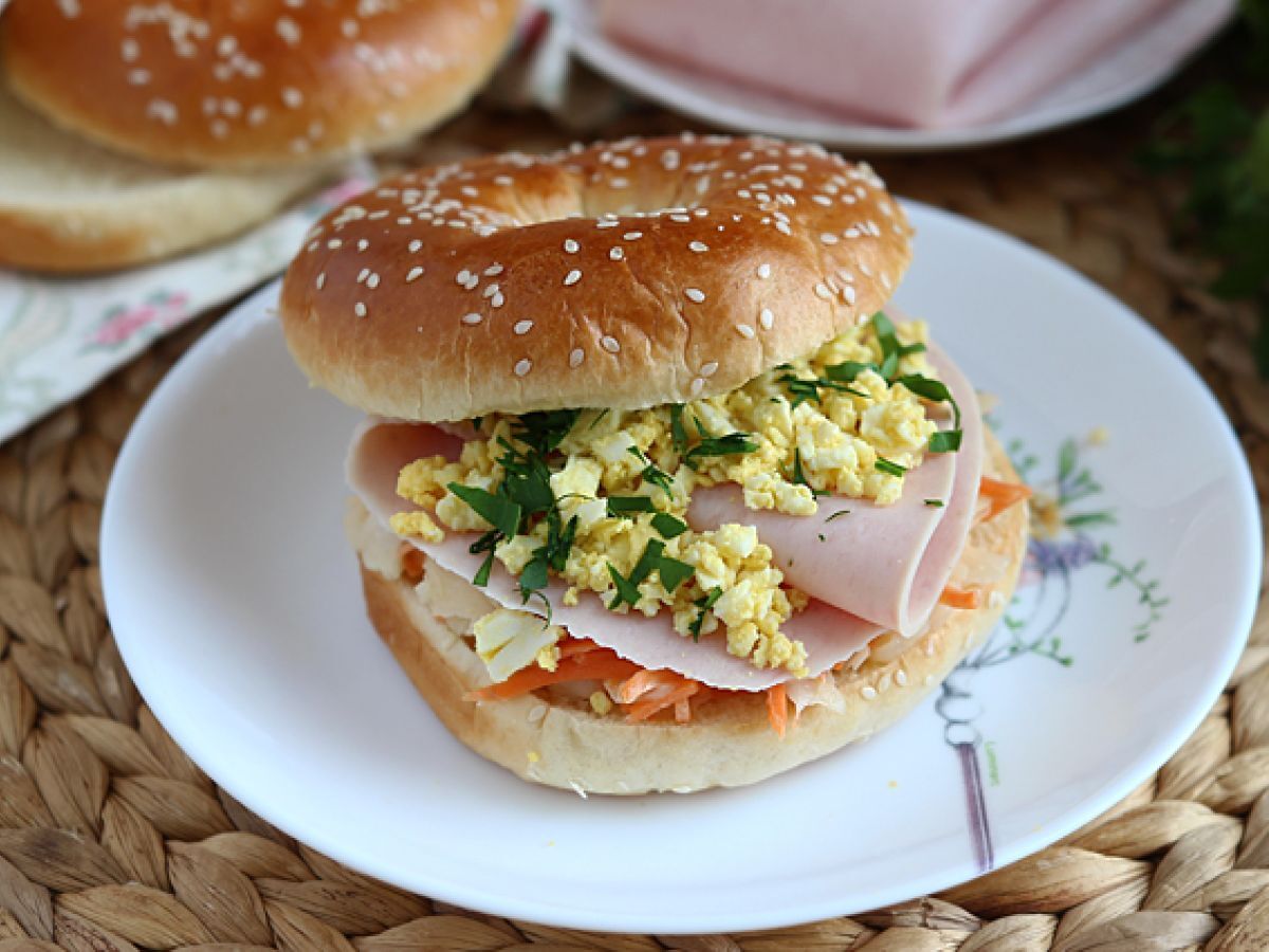 Kalkkunaleipä bagel, coleslaw ja keitetty kananmuna.