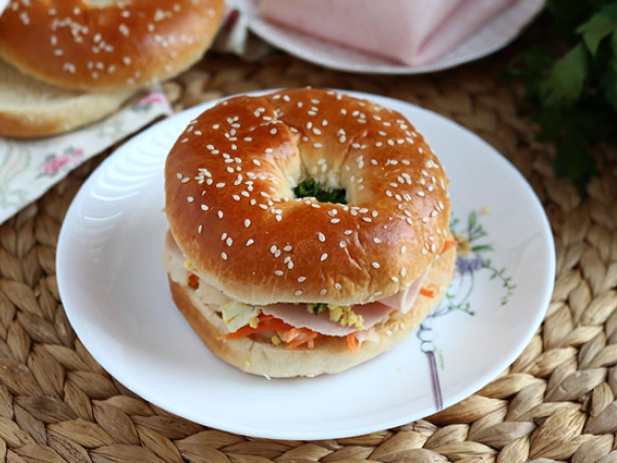 Kalkkunaleipä bagel, coleslaw ja keitetty kananmuna. - kuva 2