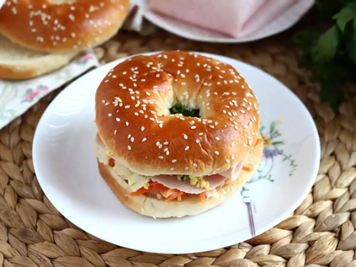 Kalkkunaleipä bagel, coleslaw ja keitetty kananmuna. - kuva 2