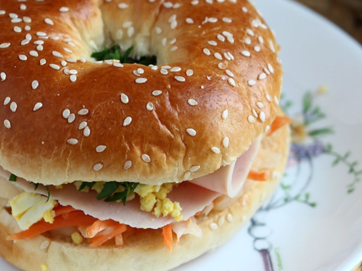 Kalkkunaleipä bagel, coleslaw ja keitetty kananmuna. - kuva 3