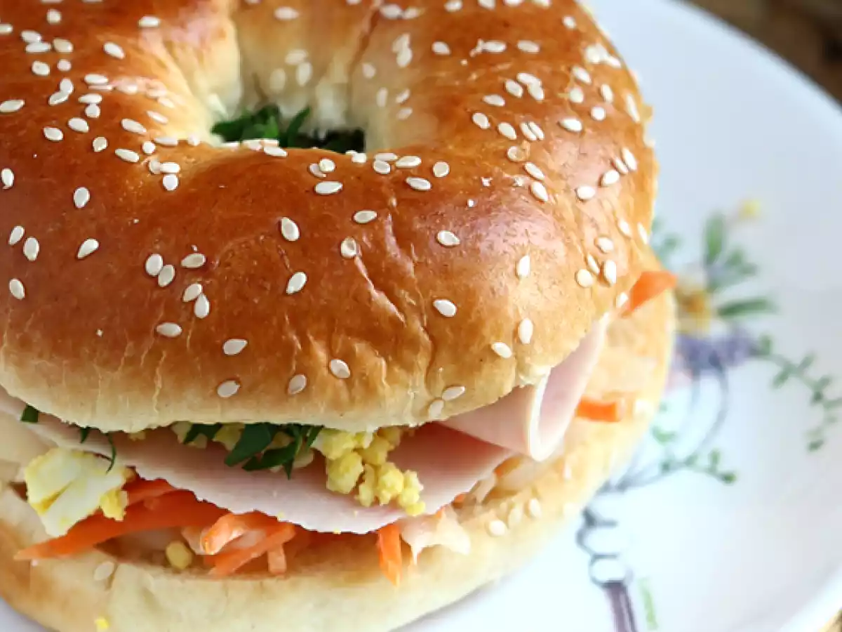 Kalkkunaleipä bagel, coleslaw ja keitetty kananmuna. - kuva 3