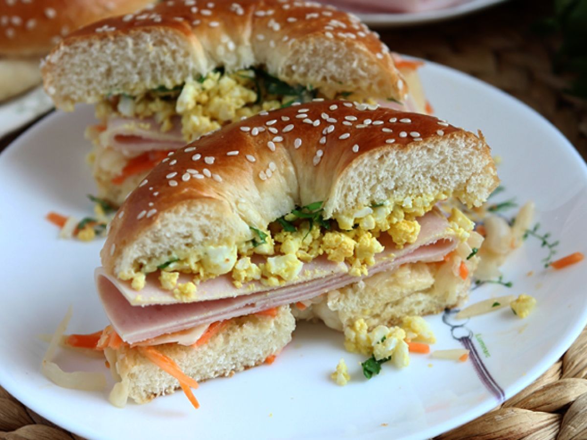 Kalkkunaleipä bagel, coleslaw ja keitetty kananmuna. - kuva 4