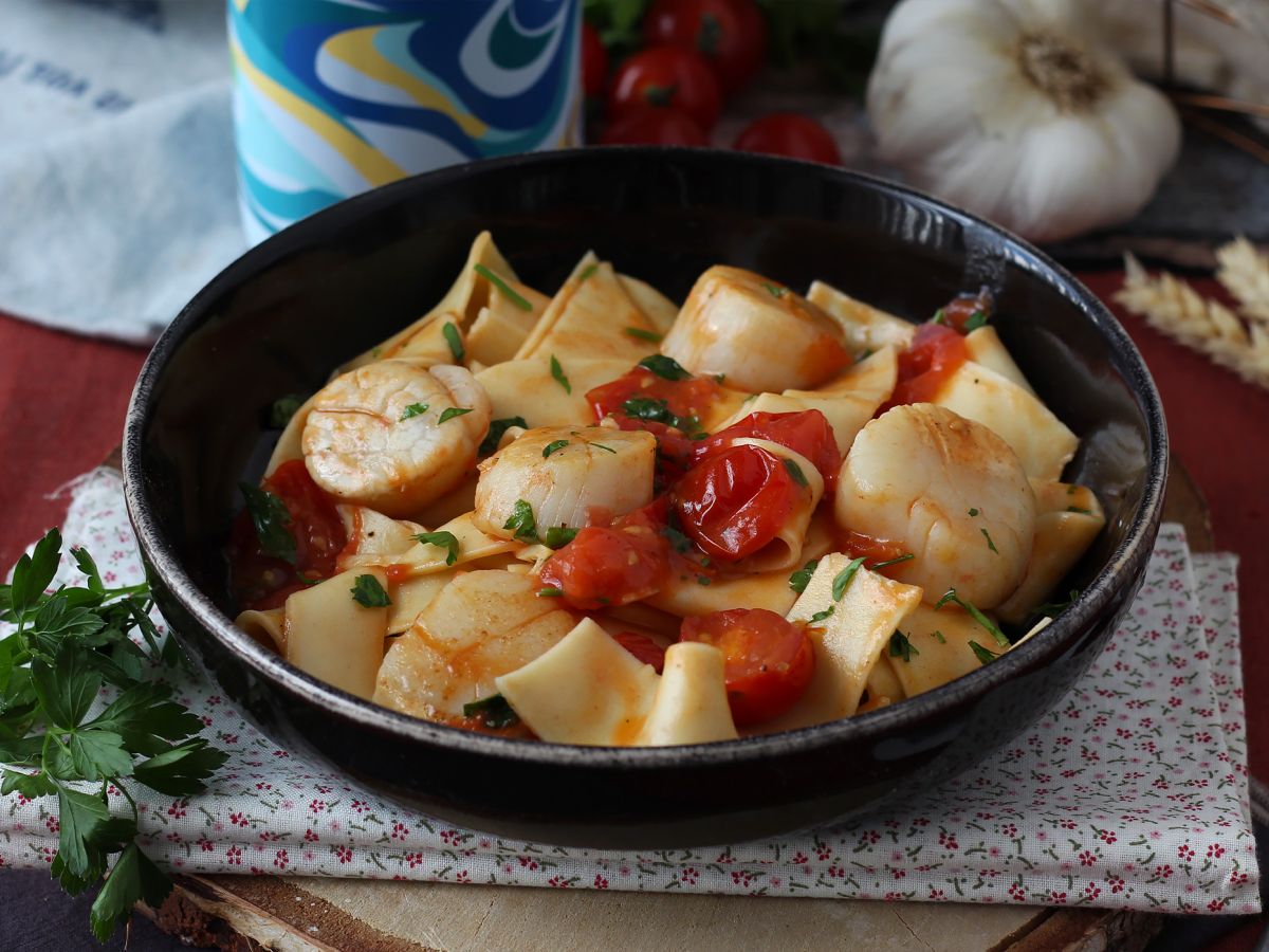 Kampasimpukoilla varustettu pasta, tyylikäs merenelävien ensimmäinen ruokalaji