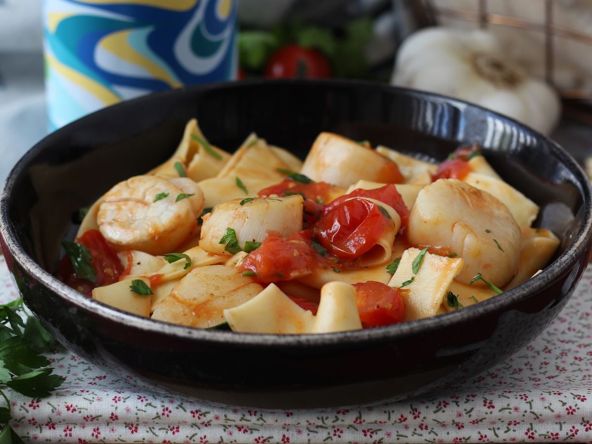 Kampasimpukoilla varustettu pasta, tyylikäs merenelävien ensimmäinen ruokalaji - kuva 2