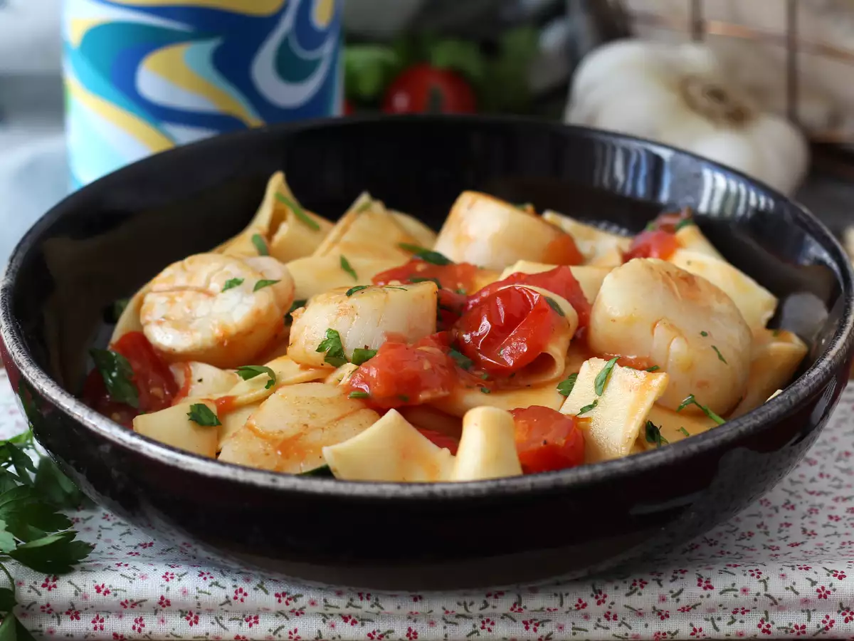 Kampasimpukoilla varustettu pasta, tyylikäs merenelävien ensimmäinen ruokalaji - kuva 2