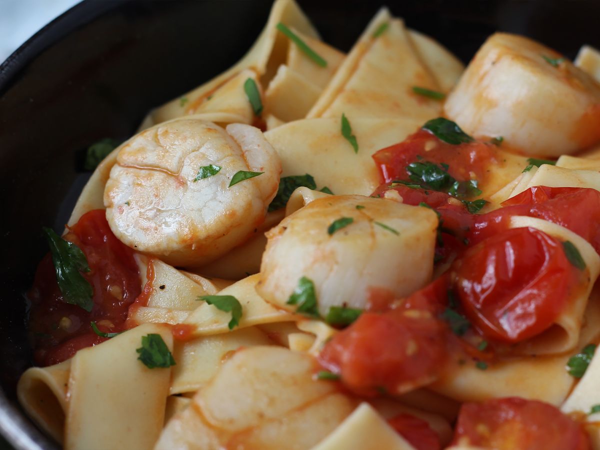 Kampasimpukoilla varustettu pasta, tyylikäs merenelävien ensimmäinen ruokalaji - kuva 3