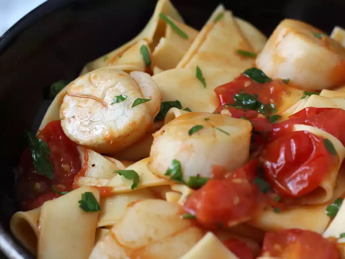 Kampasimpukoilla varustettu pasta, tyylikäs merenelävien ensimmäinen ruokalaji - kuva 3