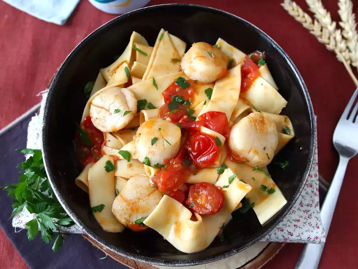 Kampasimpukoilla varustettu pasta, tyylikäs merenelävien ensimmäinen ruokalaji - kuva 4
