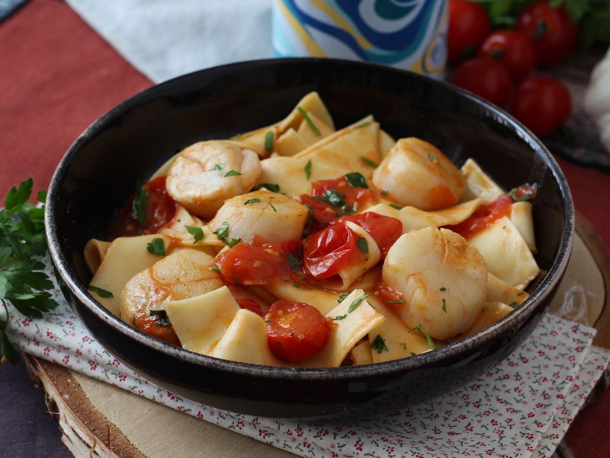 Kampasimpukoilla varustettu pasta, tyylikäs merenelävien ensimmäinen ruokalaji - kuva 5
