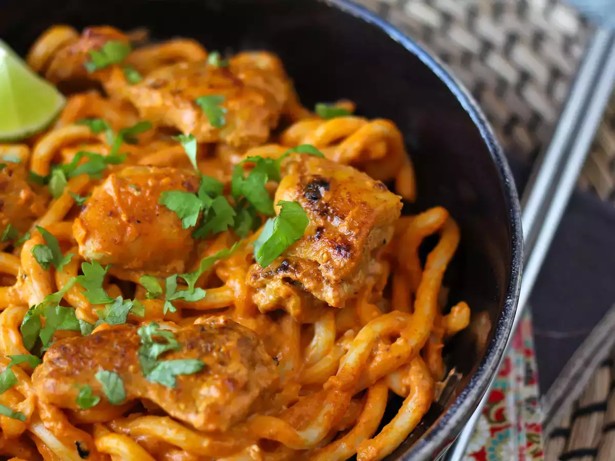 Kanakastikkeella maustetut udon-nuudelit ja kermainen thaimaalainen currykastike