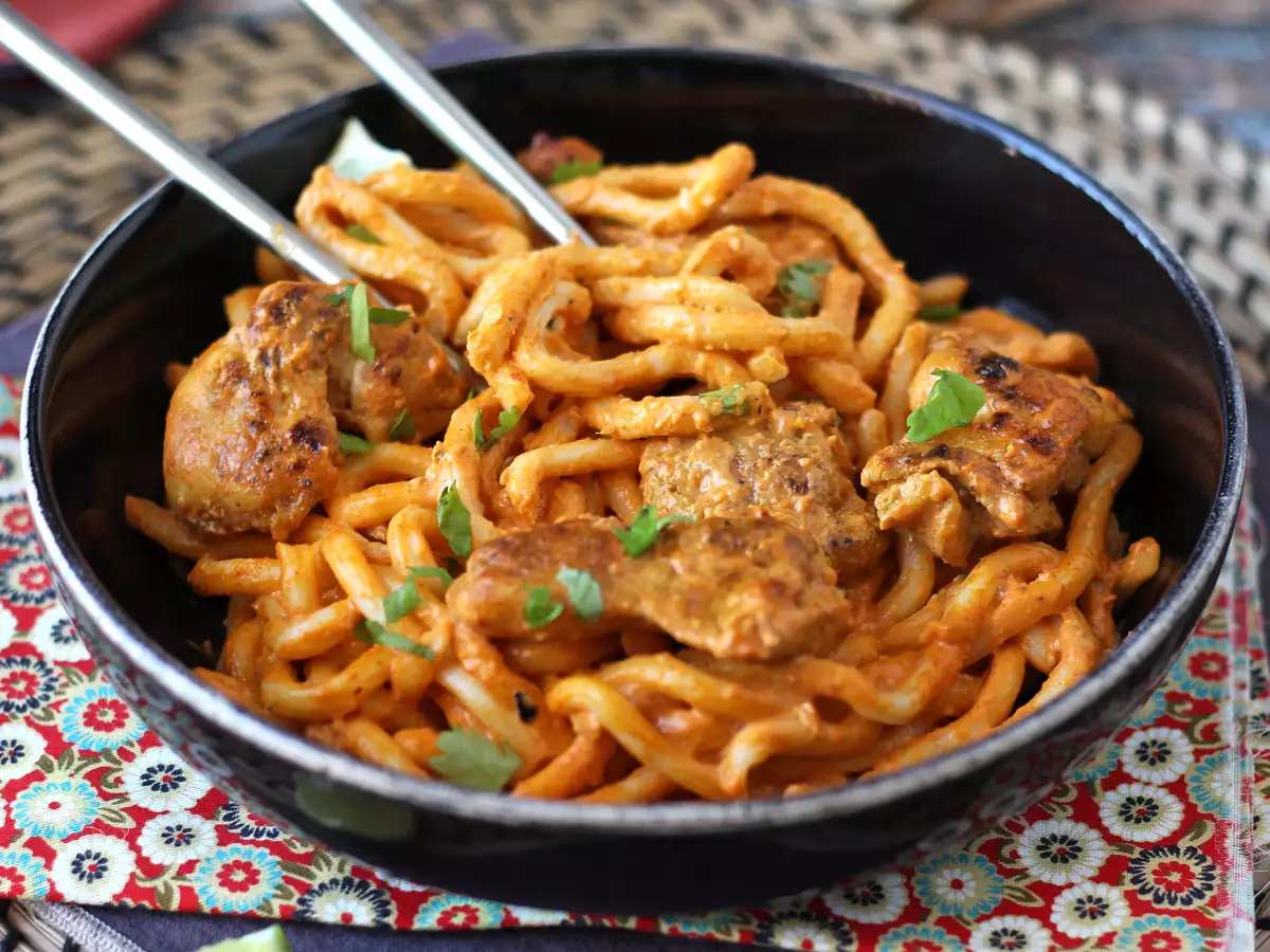 Kanakastikkeella maustetut udon-nuudelit ja kermainen thaimaalainen currykastike - kuva 2