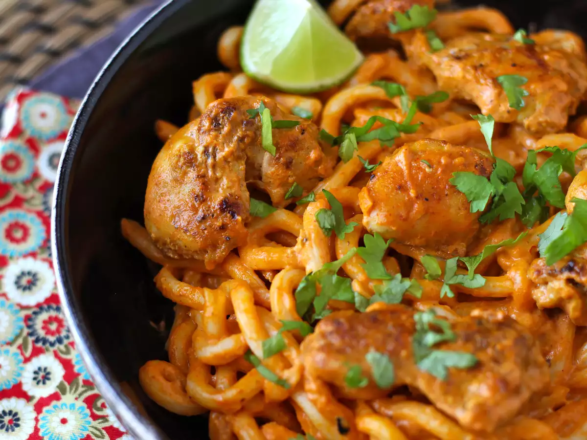 Kanakastikkeella maustetut udon-nuudelit ja kermainen thaimaalainen currykastike - kuva 3