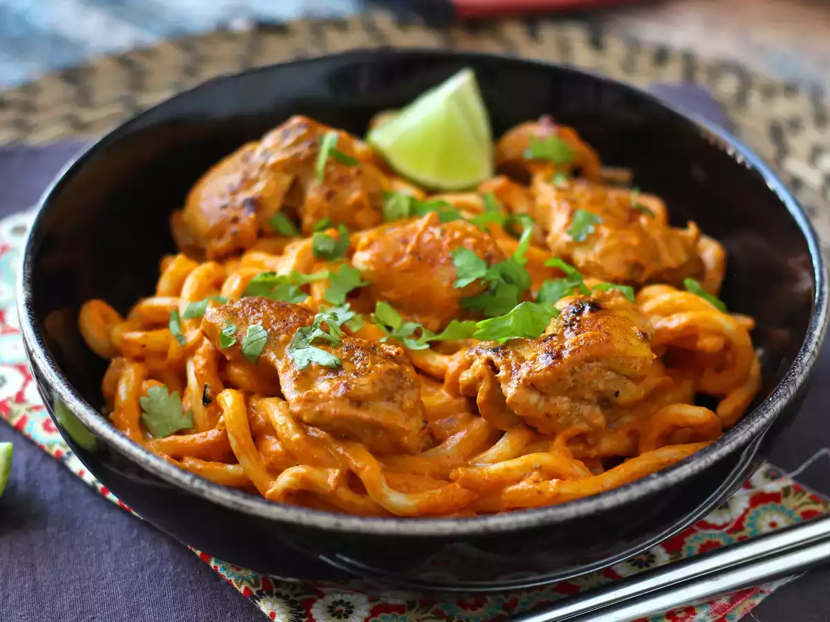 Kanakastikkeella maustetut udon-nuudelit ja kermainen thaimaalainen currykastike - kuva 4