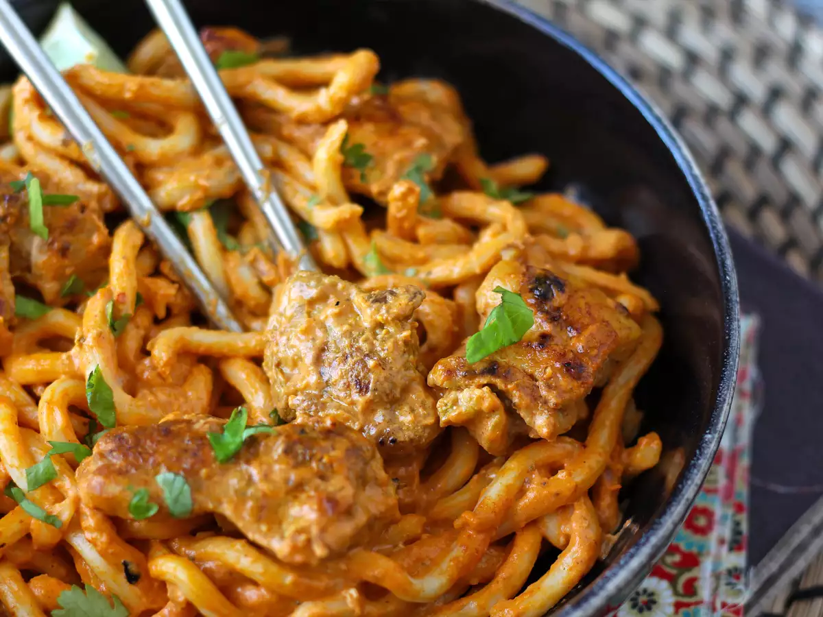 Kanakastikkeella maustetut udon-nuudelit ja kermainen thaimaalainen currykastike - kuva 5