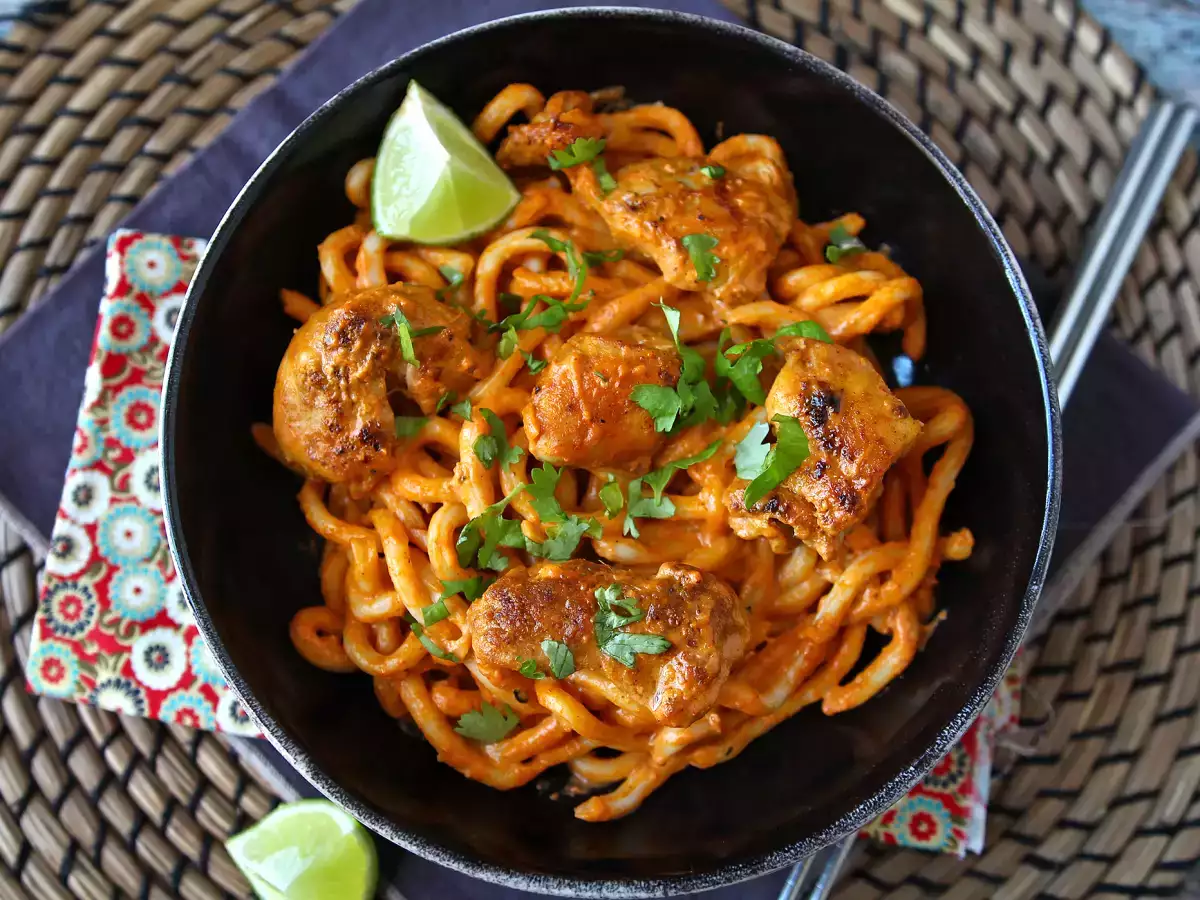 Kanakastikkeella maustetut udon-nuudelit ja kermainen thaimaalainen currykastike - kuva 6