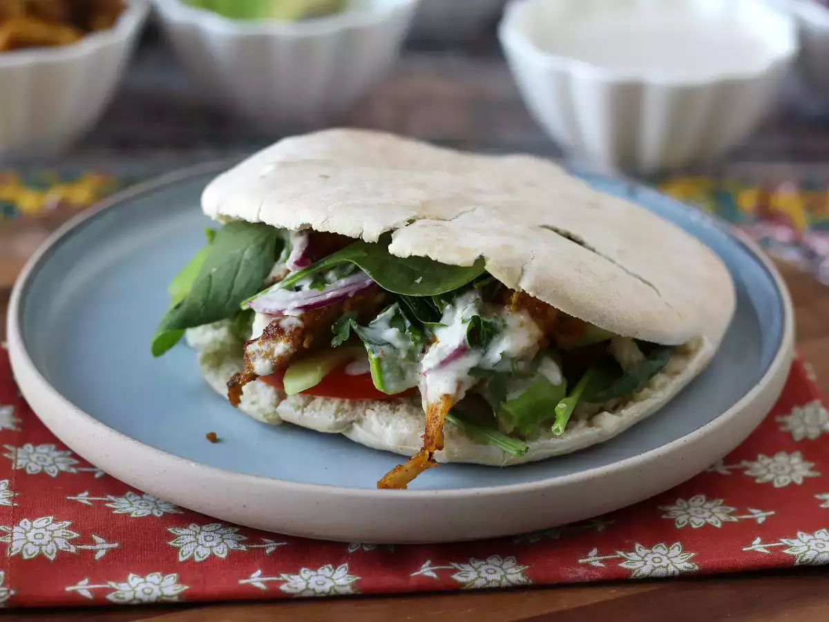 Kanan shawarma ilmakeittimessä, pitaleipä ja tahinikastike