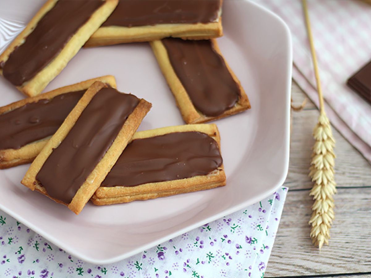 Karamelli- ja maitosuklaa Twix-keksit