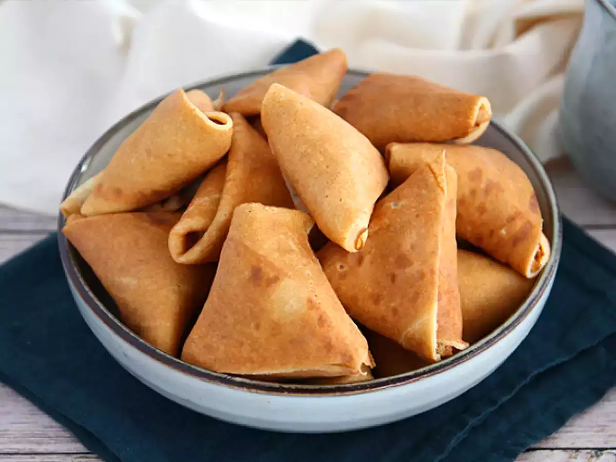 Karamellisoiduilla omenoilla täytetyt lettusamosat - kuva 2