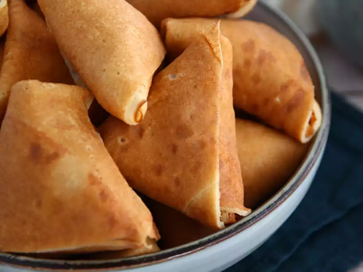 Karamellisoiduilla omenoilla täytetyt lettusamosat - kuva 4