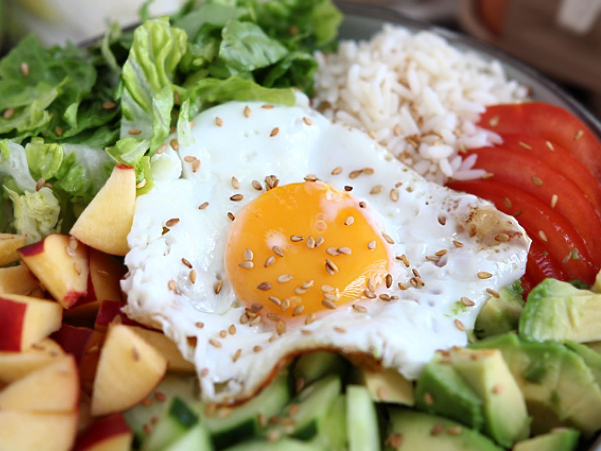Kasvis Buddha bowl - Kauniisti tasapainoinen ja värikäs salaatti! - kuva 2