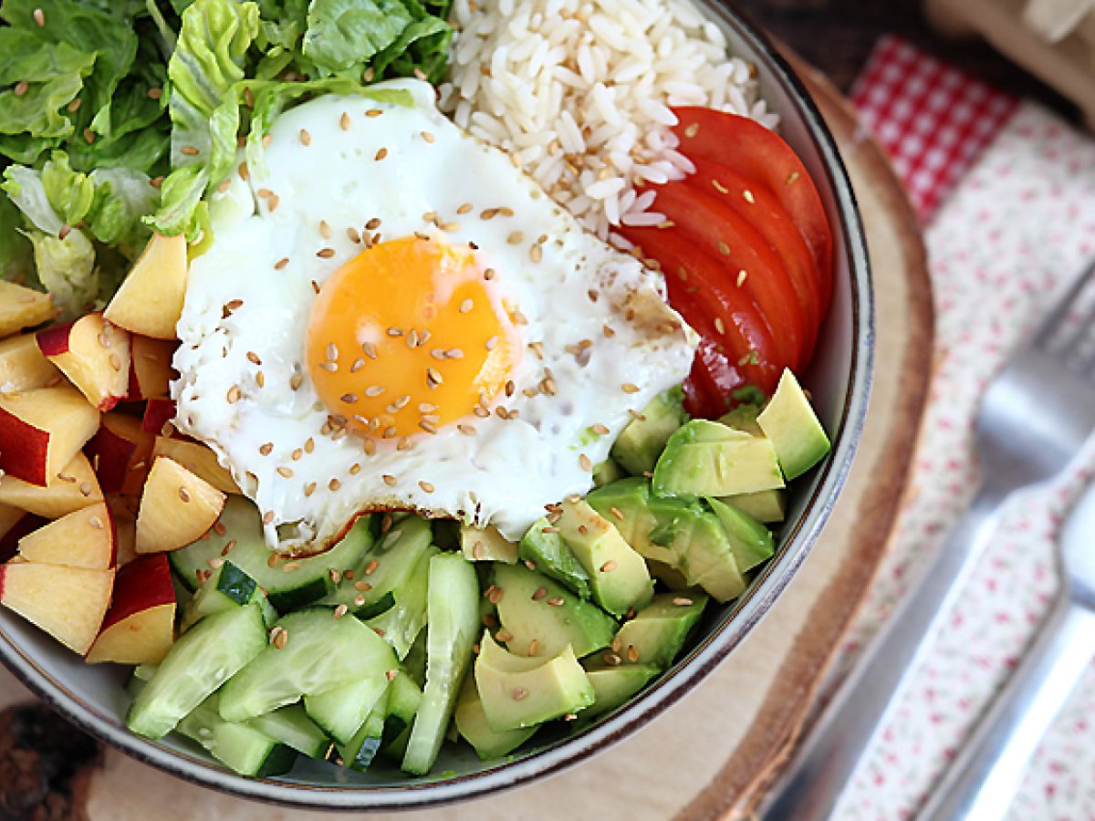 Kasvis Buddha bowl - Kauniisti tasapainoinen ja värikäs salaatti! - kuva 4