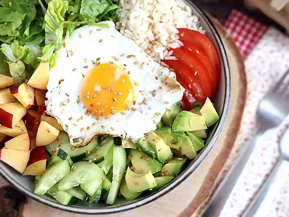 Kasvis Buddha bowl - Kauniisti tasapainoinen ja värikäs salaatti! - kuva 4