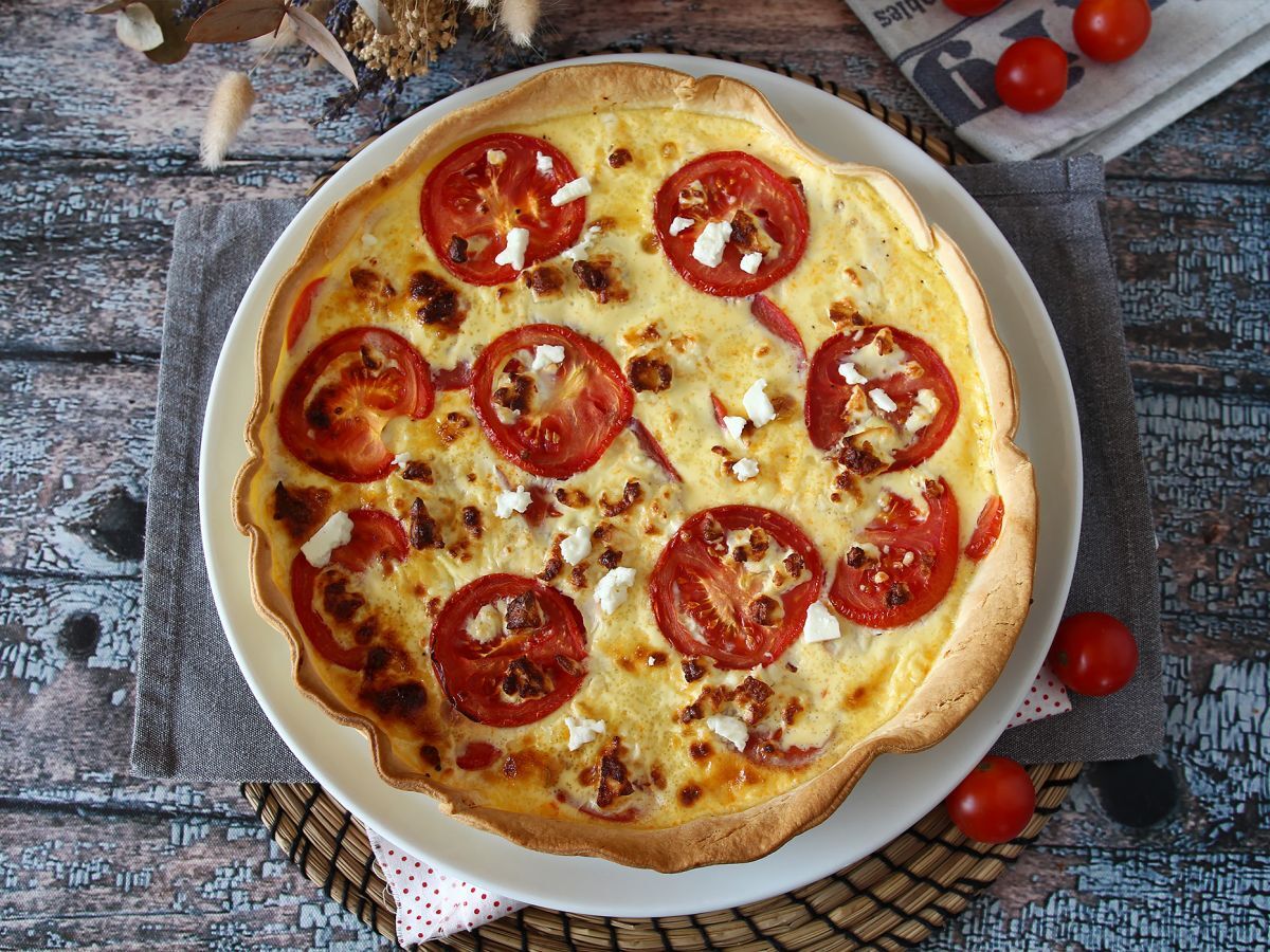 Kasvisruokaa tomaatti-feta-quiche, joka sopii täydellisesti piknikille!