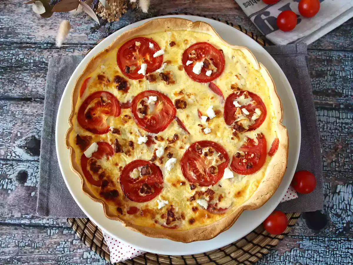 Kasvisruokaa tomaatti-feta-quiche, joka sopii täydellisesti piknikille!