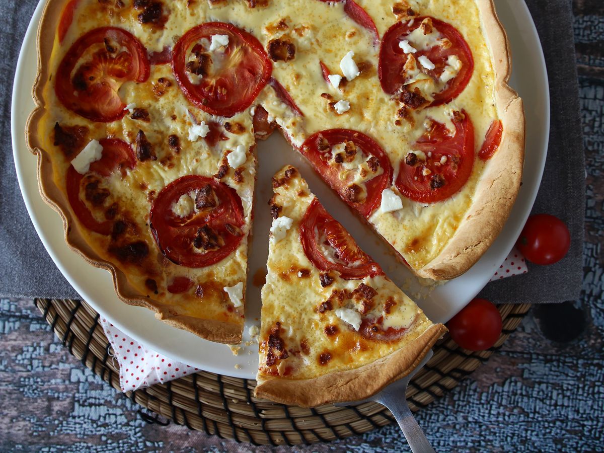 Kasvisruokaa tomaatti-feta-quiche, joka sopii täydellisesti piknikille! - kuva 2